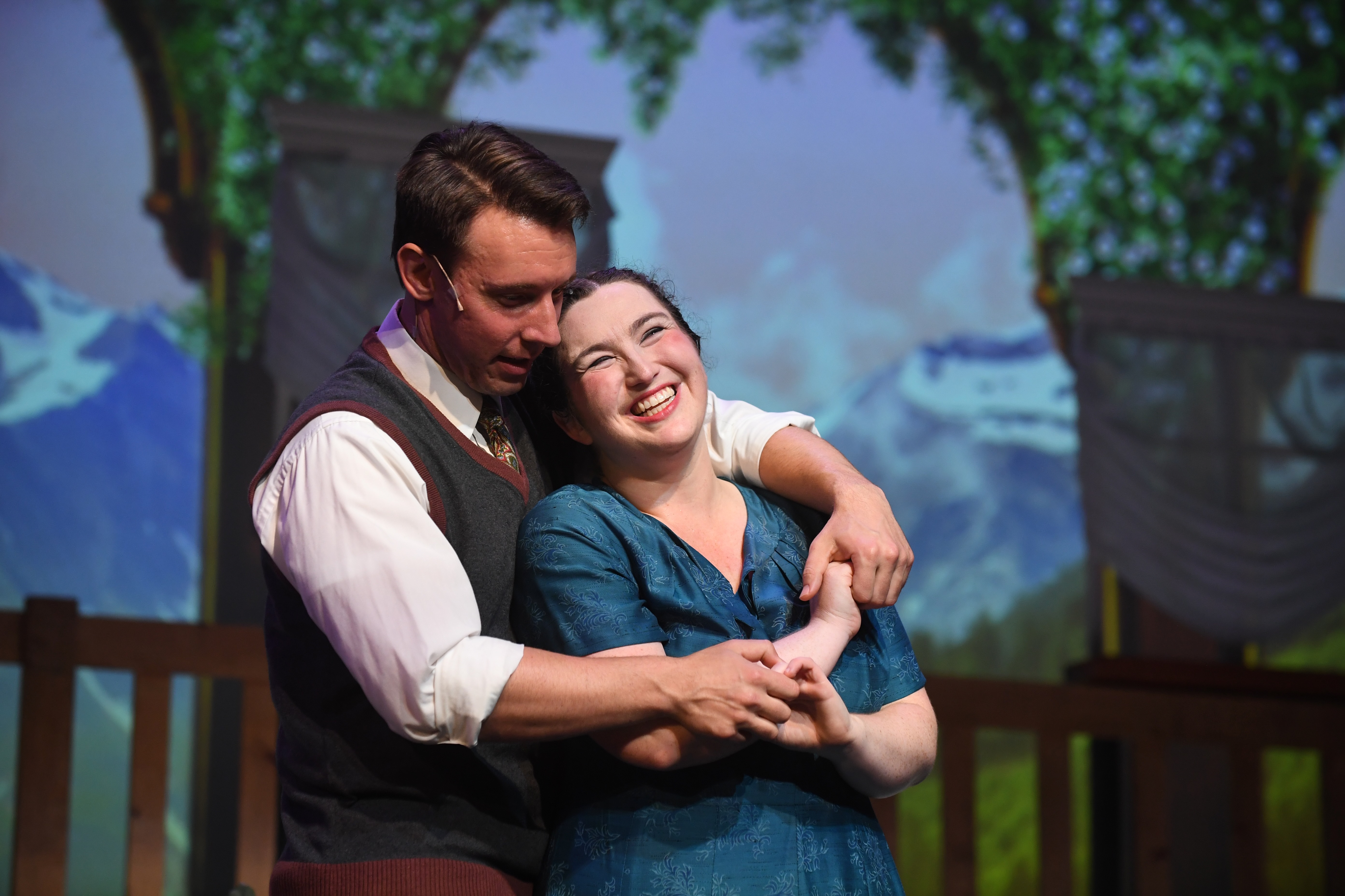 Georg's arms around Maria'